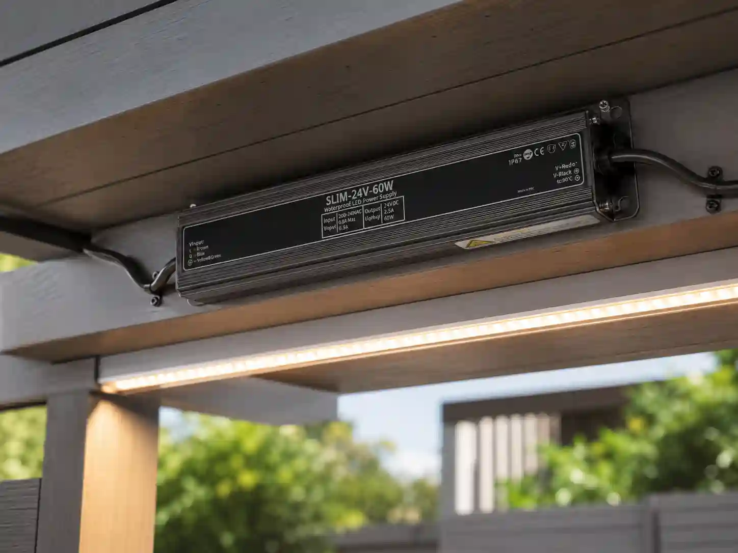 Výkon a doporučené zatížení voděodolného SLIM LED zdroje 24V 60W IP67 derating křivka pro venkovní LED instalace